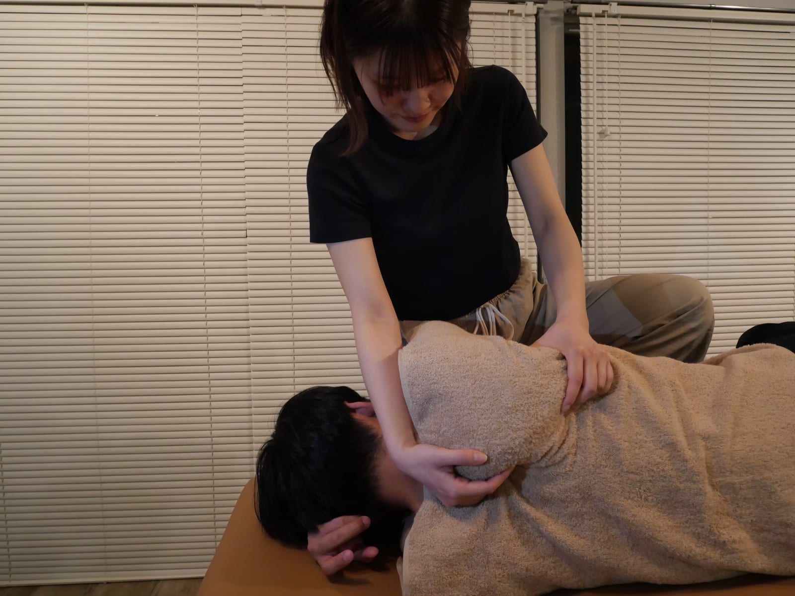 背中を丁寧にほぐす施術の手元クローズアップ