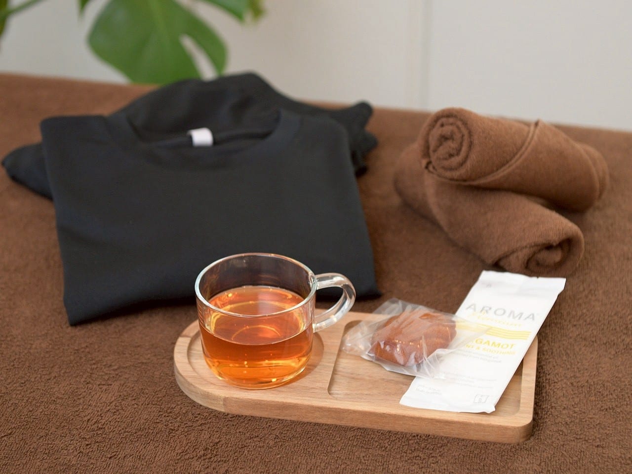 湯気の立つお茶とタオルのトレー、施術後のひととき